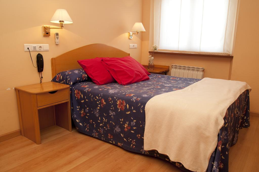 Hotel Villa De Ayerbe Εξωτερικό φωτογραφία