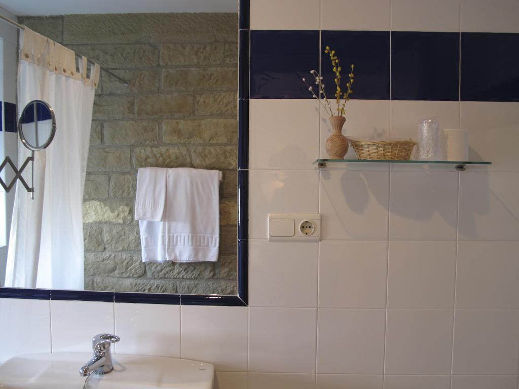 Hotel Villa De Ayerbe Εξωτερικό φωτογραφία