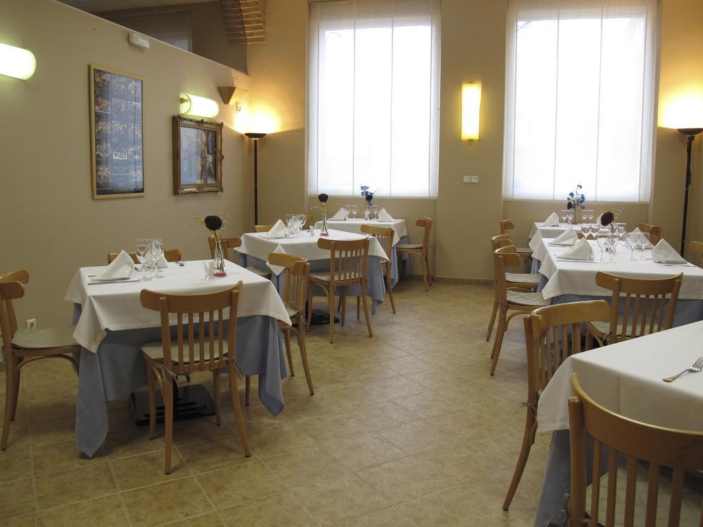 Hotel Villa De Ayerbe Εξωτερικό φωτογραφία