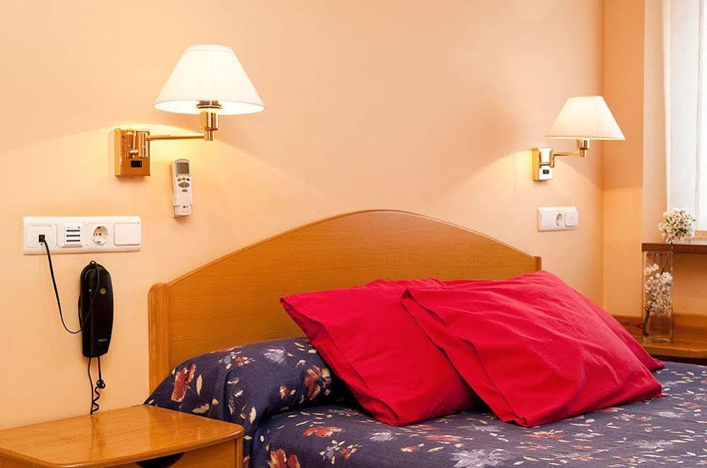 Hotel Villa De Ayerbe Εξωτερικό φωτογραφία