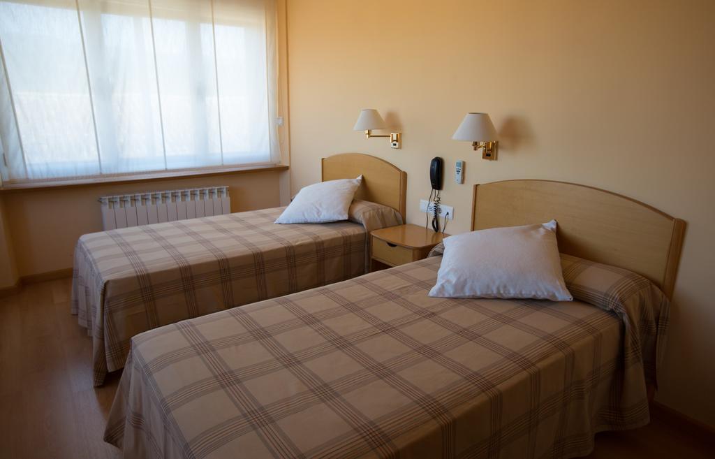 Hotel Villa De Ayerbe Εξωτερικό φωτογραφία
